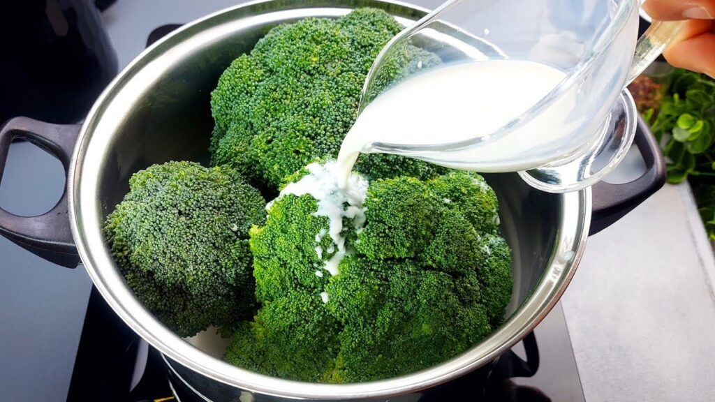 Vars o cană de lapte peste broccoli și văd la ce mă pregătesc în dieta mea: Am slăbit deja 3 kilograme | Doar 220 Kcal!