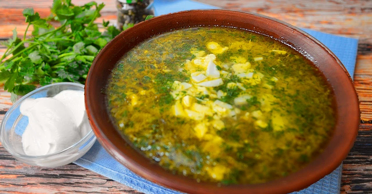 Supă de pui de primăvară cu cartofi, spanac și ou: Simplă și hrănitoare!