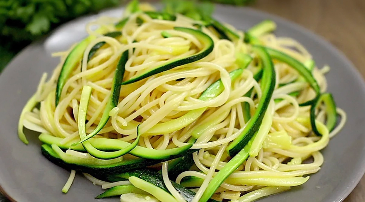 Spaghete cu dovlecel și usturoi: Cină rapidă în 10 minute, pe care o poate face oricine!