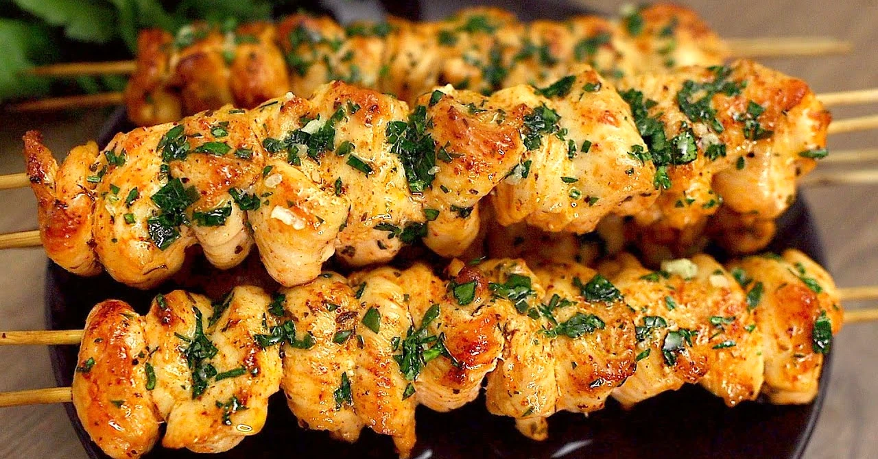 Frigărui suculente de pui cu unt cu usturoi: Veți adora această REȚETĂ!