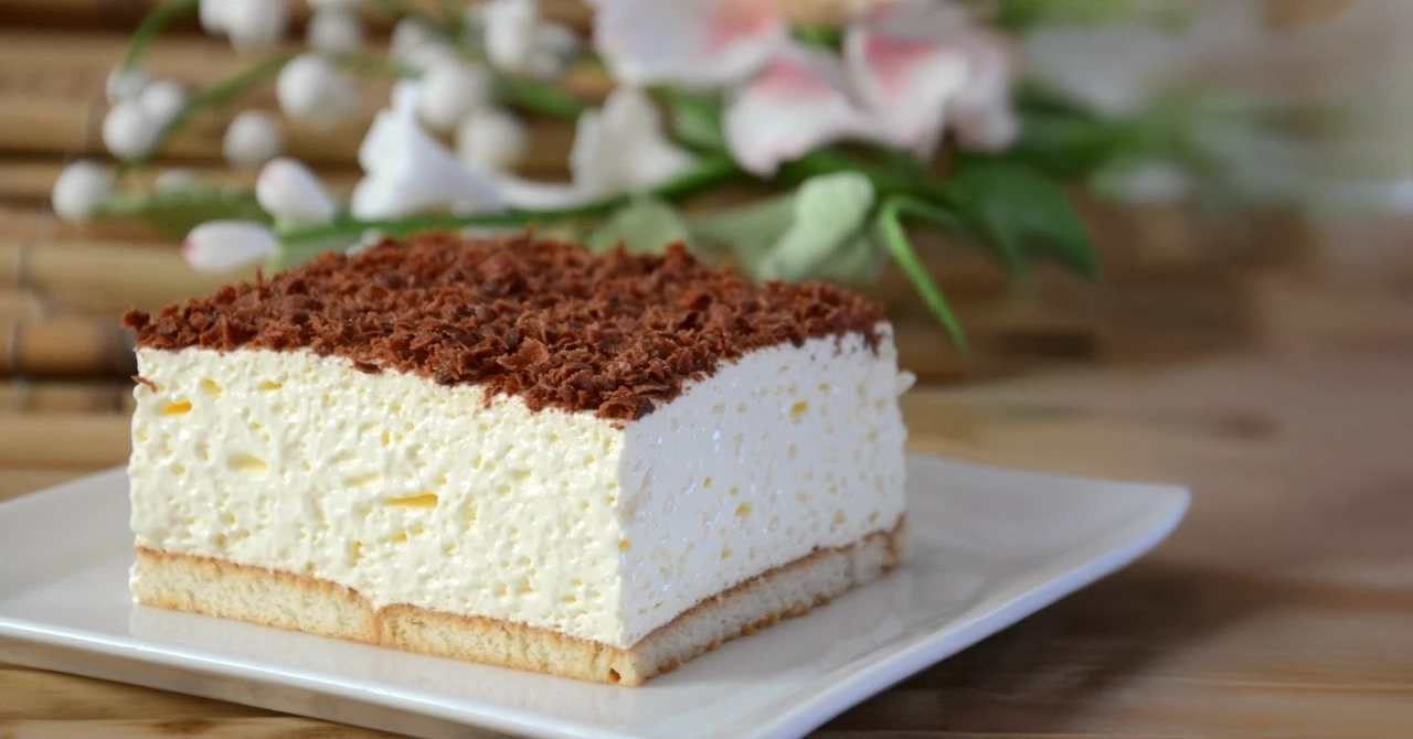 Felii simple de budincă cu frișcă și ciocolată: Gata într-o clipită!