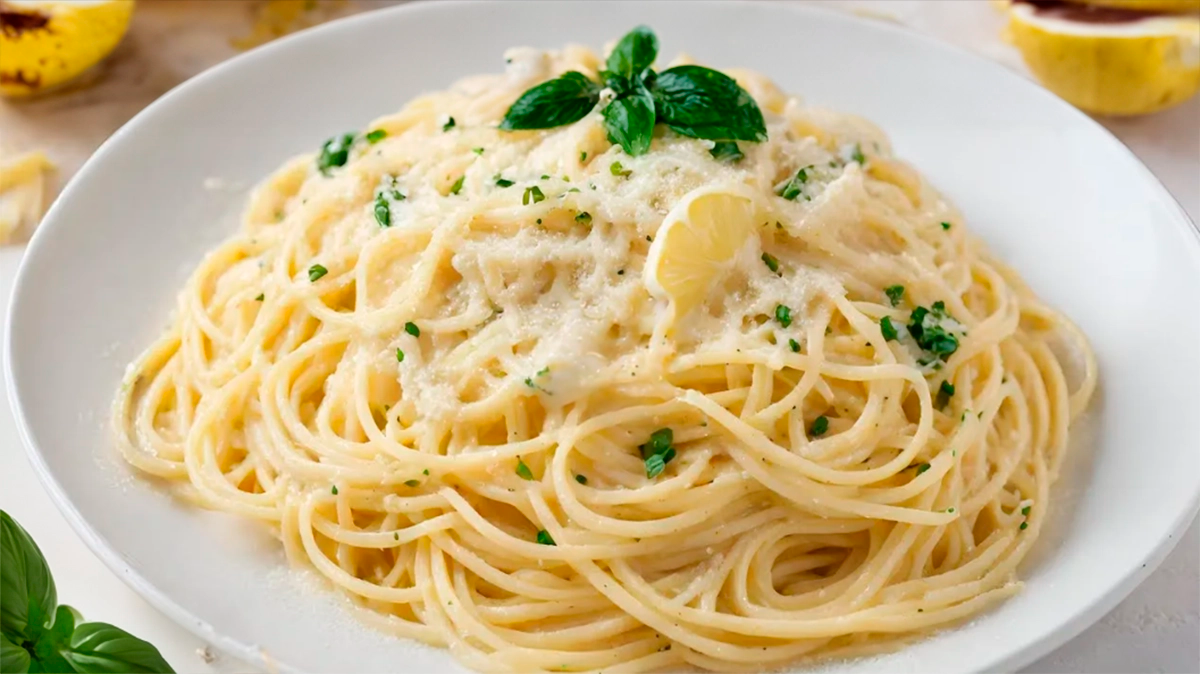 Spaghete cu sos cremos de lămâie: O masă rapidă și ușoară, plină de savoare!