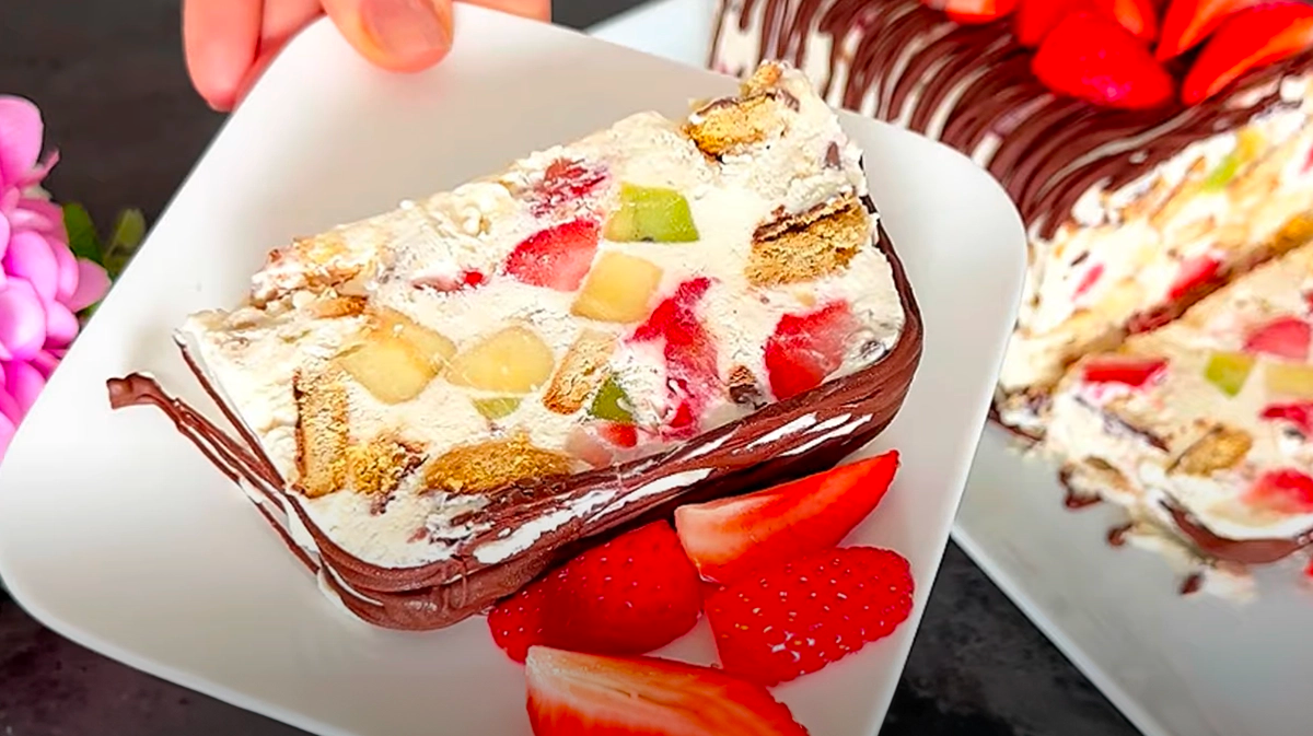 Desert ușor de fructe cu frișcă de vanilie și căpșuni