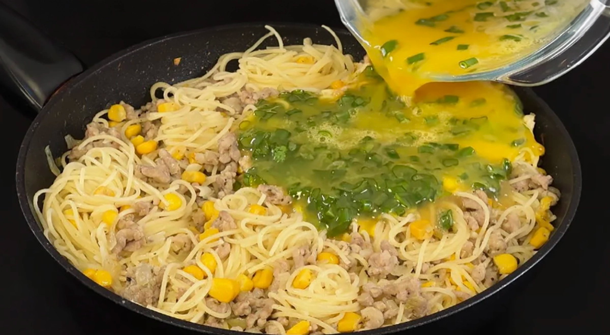 Spaghete rapide cu carne tocată, legume și sos cremos irezistibil