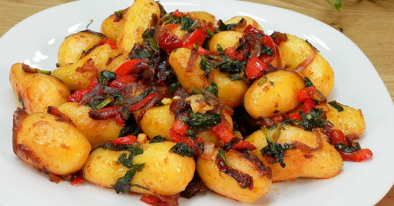 Cartofi cu legume și parmezan dintr-o singură tigaie: Prânz rapid și gustos!