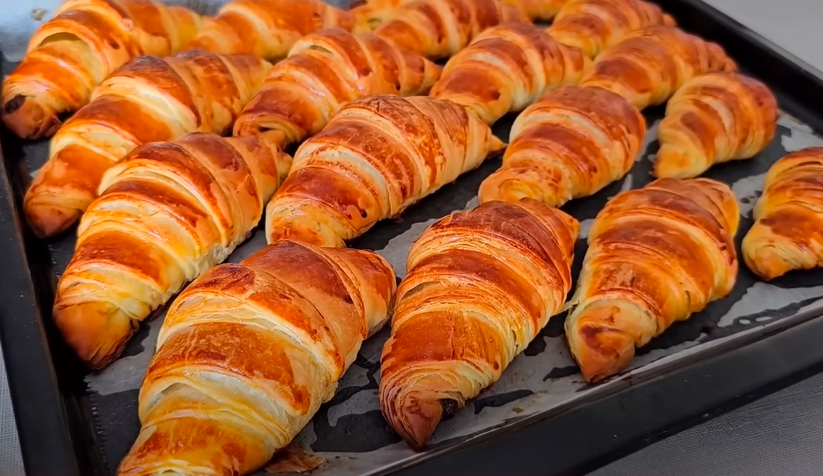 Croissante pufoase cu unt făcute acasă: Învățați să coaceți croissante pe care chiar francezii le vor invidia