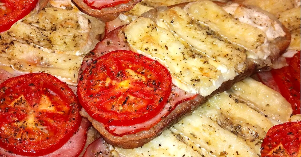 Pâini la cuptor cu hermelin, șuncă și roșii: Cină rapidă și gustoasă!