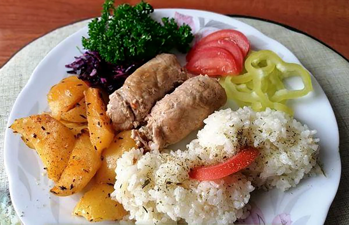 Rolky din carne de porc umplute cu bacon și cârnați de casă: O cină de duminică perfectă