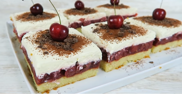 Felii cu vișin și smântână fermentată