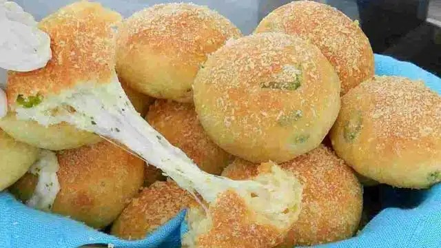 Chifle cu usturoi mega-delicioase umplute cu brânză mozzarella – rețetă
