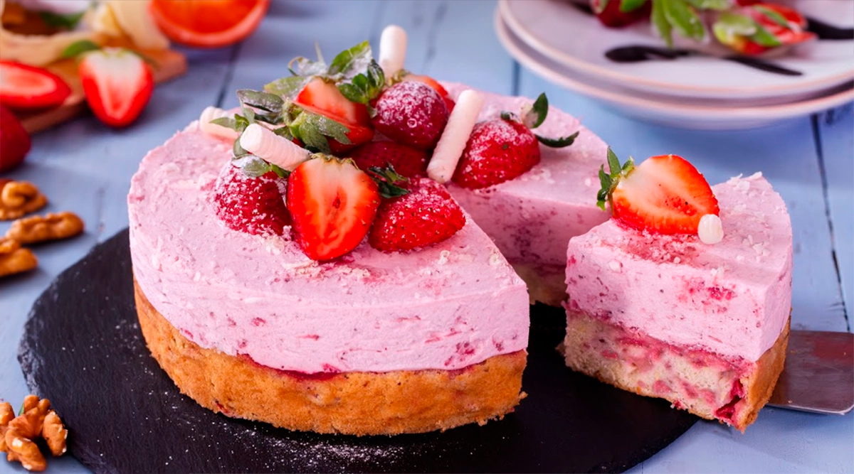 Tort cu iaurt și căpșuni: Desert răcoritor pe care îl va îndrăgi întreaga familie!