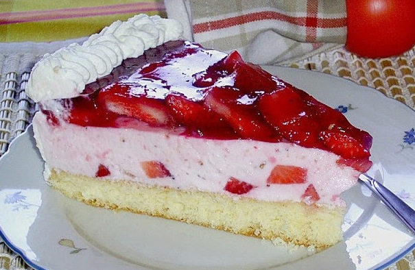 Tort cu brânză de vaci și căpșuni