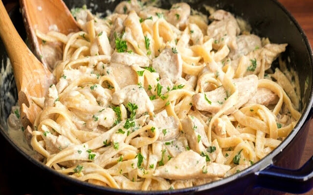Pasta Alfredo – Paste cu piept de pui în sos de brânză