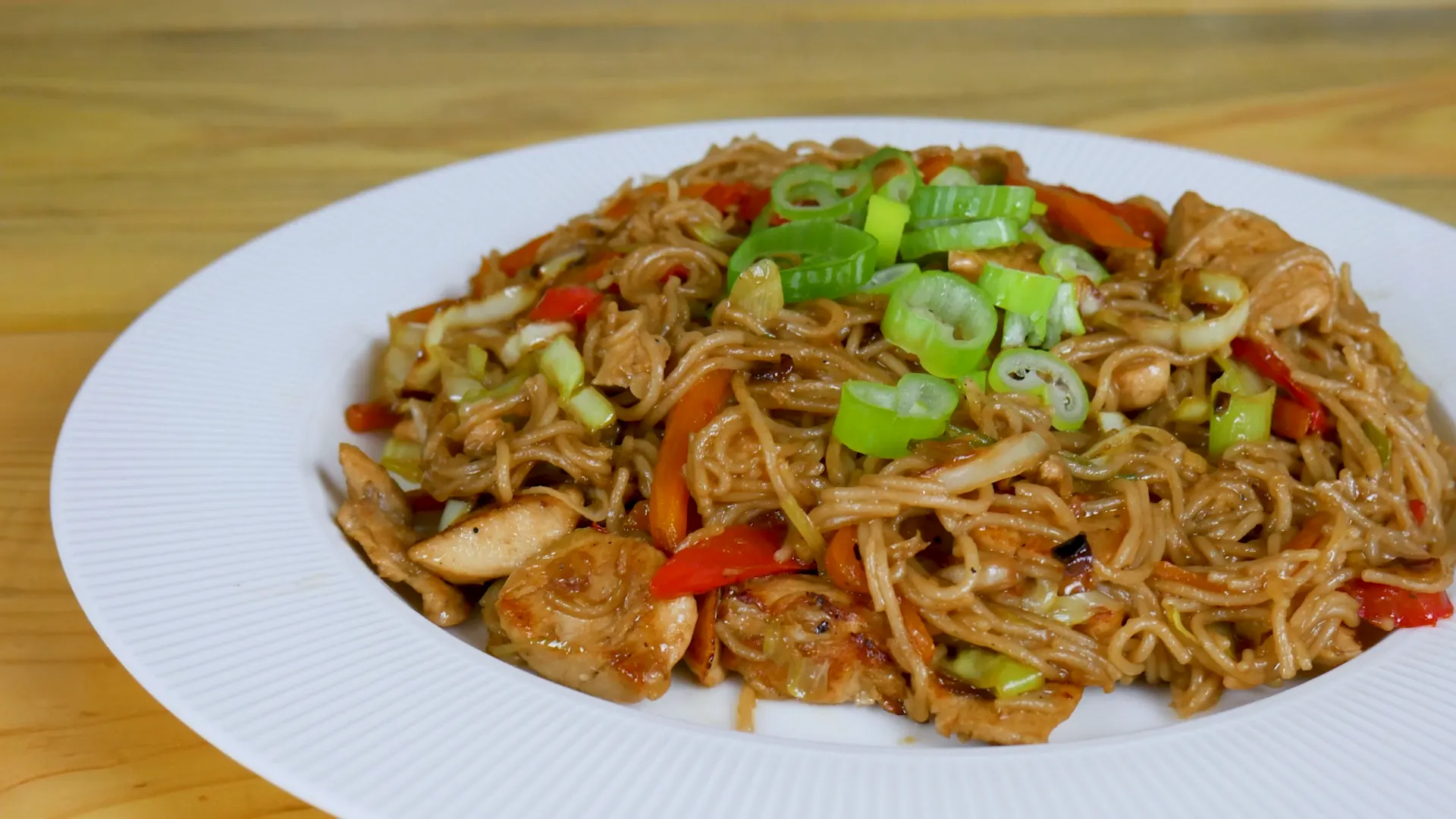 Rețetă TOP: Pui cu tăiței de orez și legume în stil asiatic!