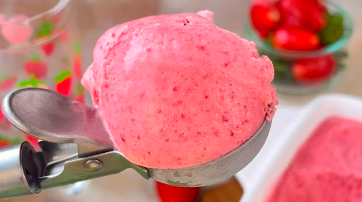 Cea mai cremoasă înghețată de căpșuni: Rețetă rapidă și simplă pentru desert în 10 minute!