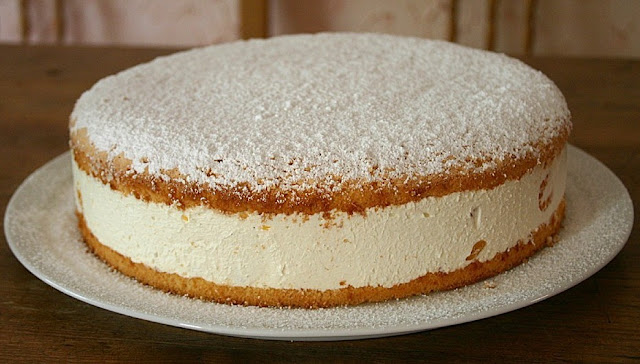 Tort cu cremă de brânză și frișcă