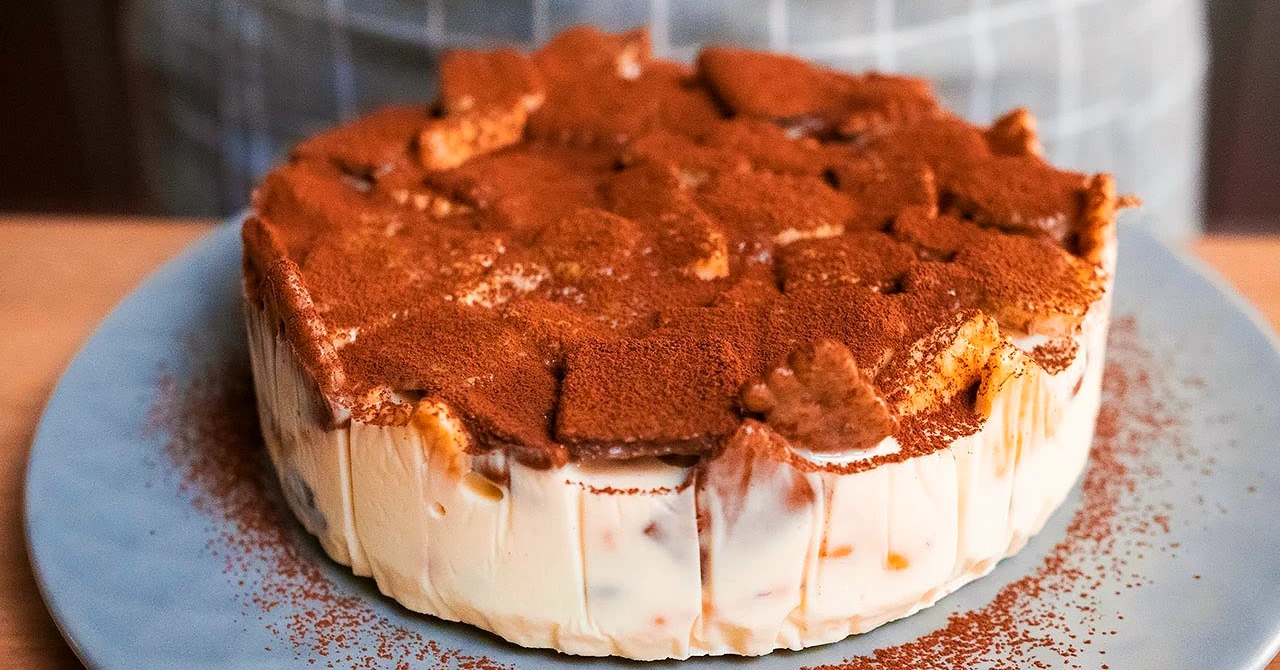 Tort fantastic fără coacere cu banane și biscuiți Bebe: Desert gata în doi timpi și trei mișcări!