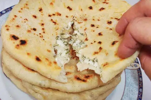 Lipie cu chefir umplută cu cremă de brânză aromată – rețetă