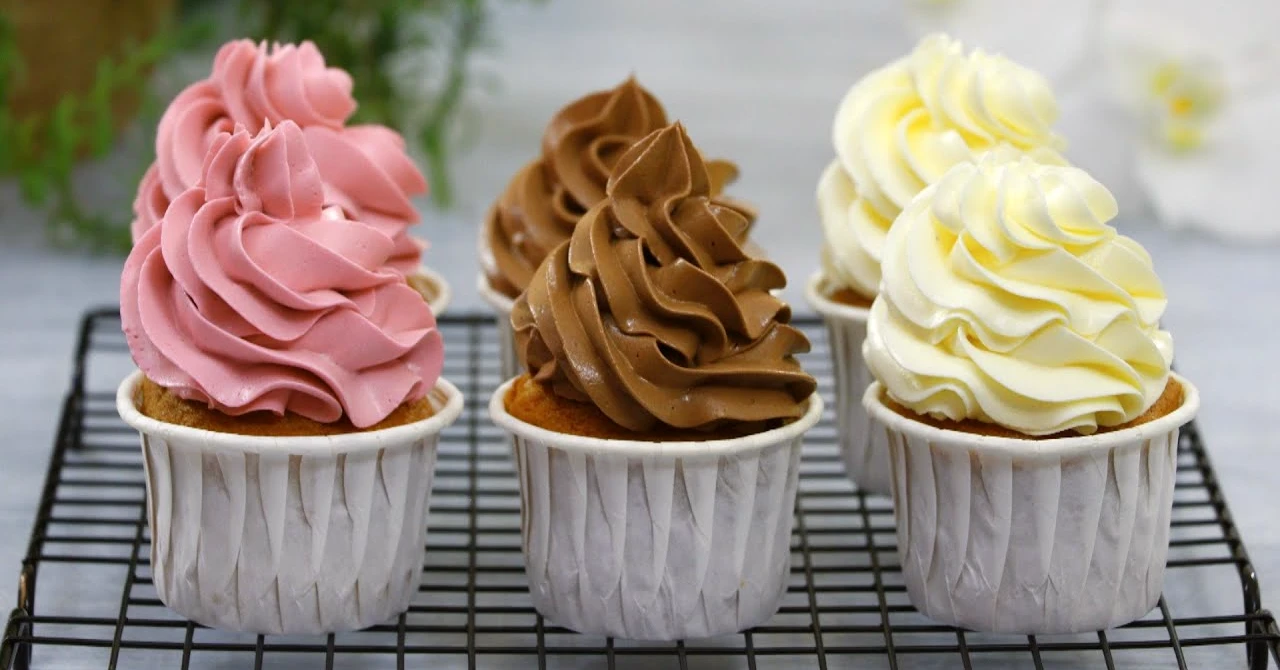 REŢETA TOP pentru cremă catifelată de albuș cu unt: Stabilă, delicioasă și ca făcută de un profesionist!