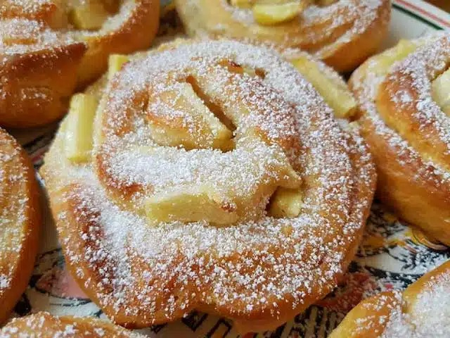 Melci cu mere și zahăr cu scorțișoară – Rețetă ca de la brutărie