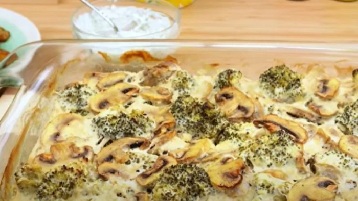 Turn de broccoli și ciuperci, în sos de iaurt și cu cartofi!