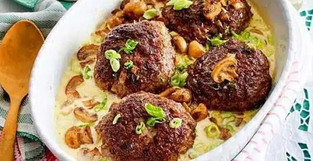 Chiftele prăjite la cuptor cu sos cremos de ciuperci – rețetă