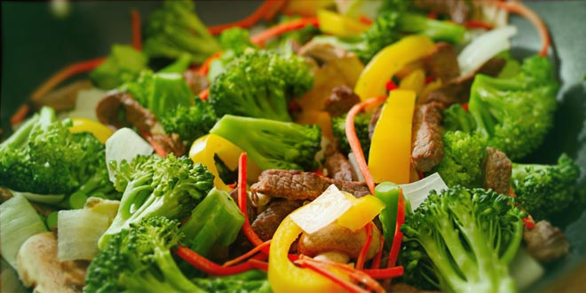 Fâșii de vită cu broccoli, ardei și ceapă