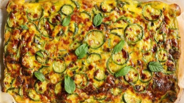 Omletă cu dovlecei la cuptor: foarte rapidă, gustoasă, ușoară!