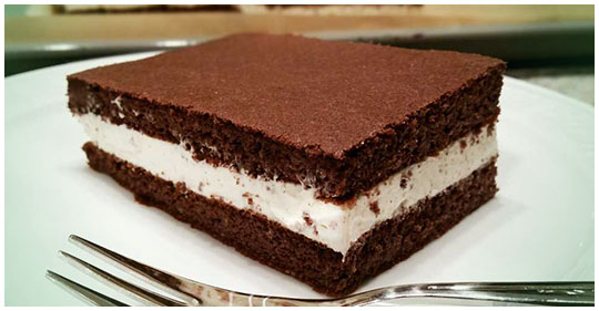 Low Carb Milchschnitte se traduit en roumain par : Milchschnitte cu conținut scăzut de carbohidrați.