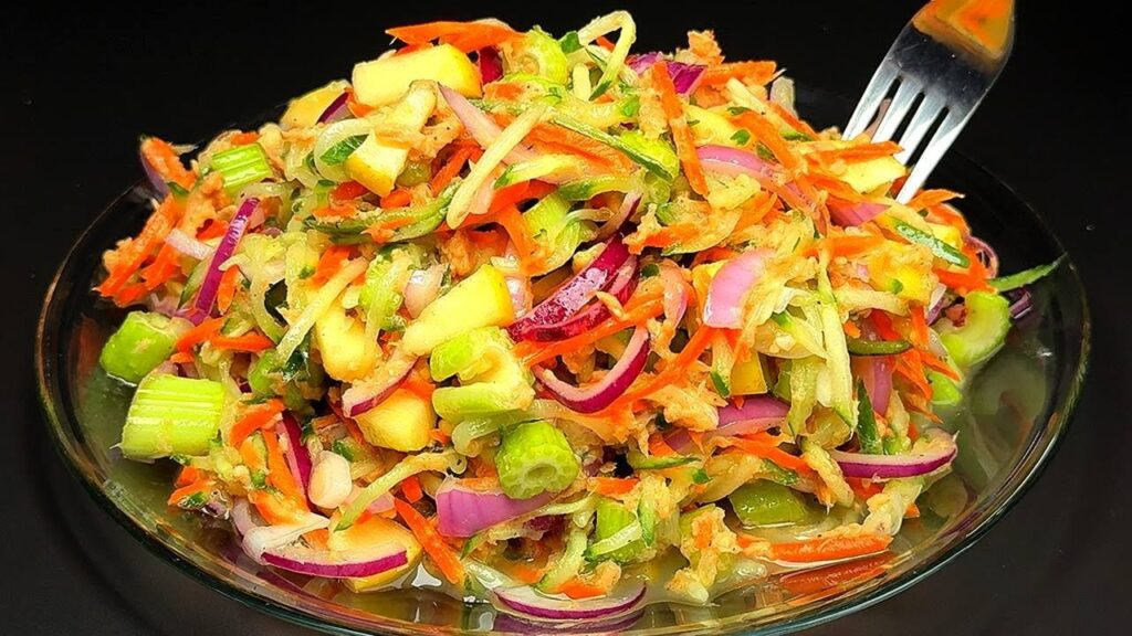 O dată pe săptămână mănânc această salată doar la cină și astfel fac plinul de vitamine și fibre: doar 390 Kcal!