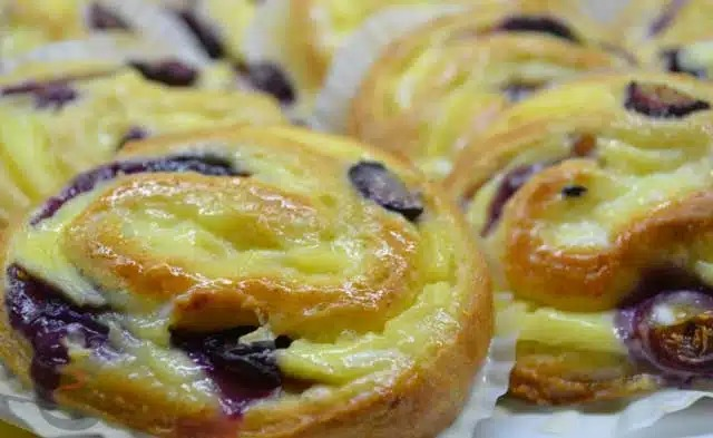 Rețetă de melci cu budincă de vanilie și afine