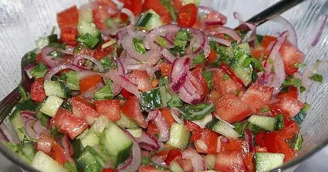 Salată turcească de roșii, super picantă!