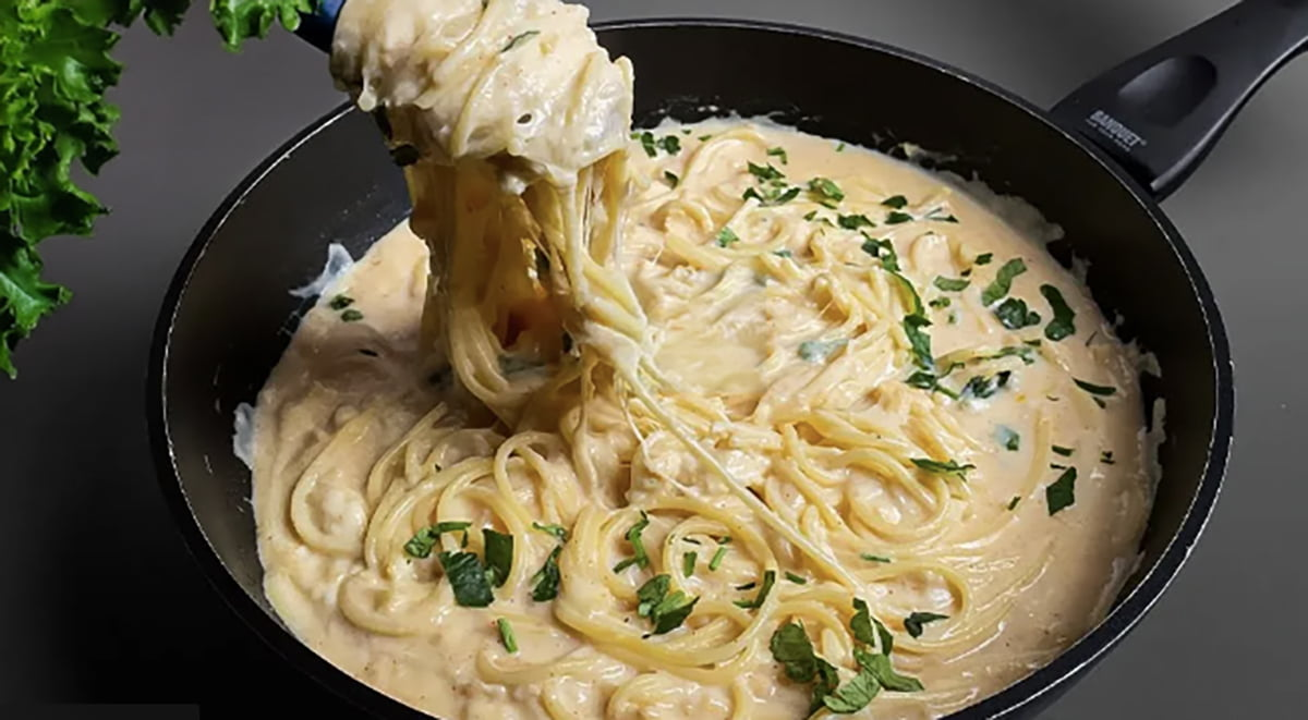 Paste cremoase cu sos de smântână: Rețetă simplă și rapidă