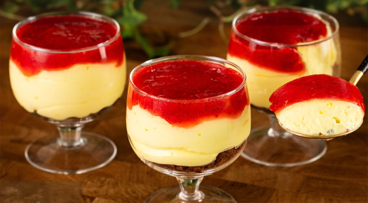 Desert răcoritor cremos cu lămâie și căpșuni: Cea mai bună răsfățare pentru zilele fierbinți!