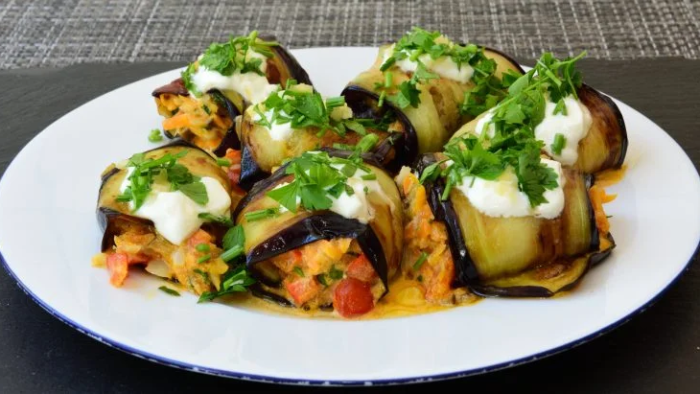 Rulouri de vinete: cu umplutură delicioasă, doar 45 de calorii!
