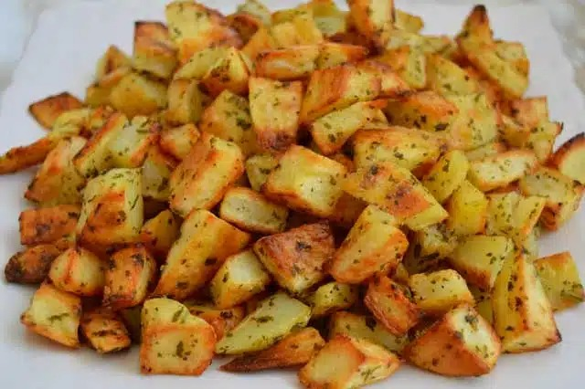 Rețetă de cartofi wedges cu parmezan și usturoi sau gustare delicioasă
