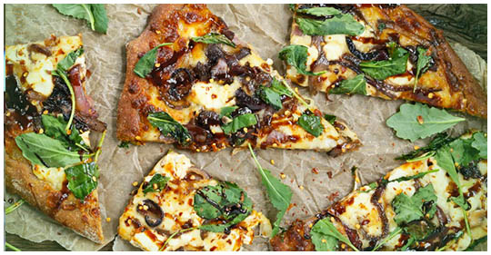 Pizza cu conopidă, brânză de capră, sfeclă roșie și spanac