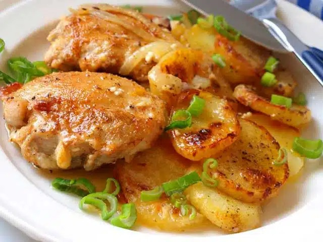 Bucăți de pui și cartofi gratinați cu smântână – Rețetă
