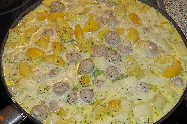 Castraveți murați cu chifteluțe – Rețetă gata în 20 de minute!