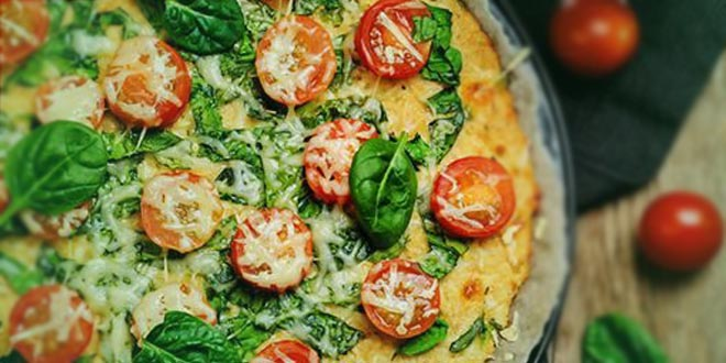 Pizza cu blat de conopidă, spanac, roșii și parmezan – Low-Carb