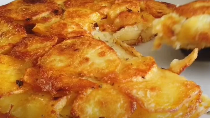 Omletă de cartofi fără ouă cu doar 220 Kcal. Crocantă și delicioasă!