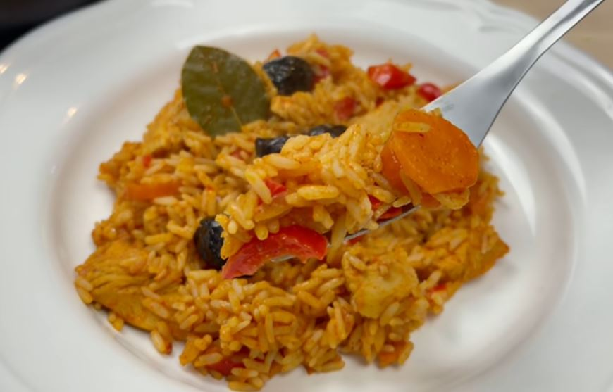 Delicios și foarte sănătos, gătesc pui și orez împreună și le mănânc seara ca să fie ușor | Doar 470 Kcal!