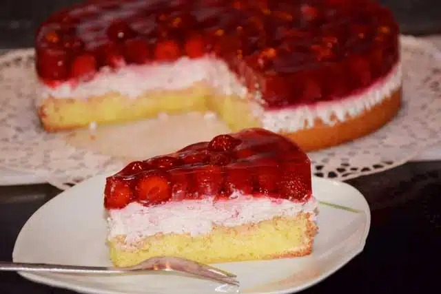 Tort cu căpșuni și mascarpone cu glazură de tort – rețetă