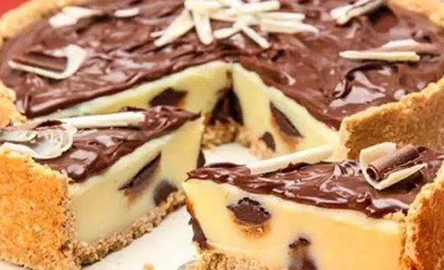 Prăjitură cu brânză, batoane Kinder și budincă de vanilie – rețetă