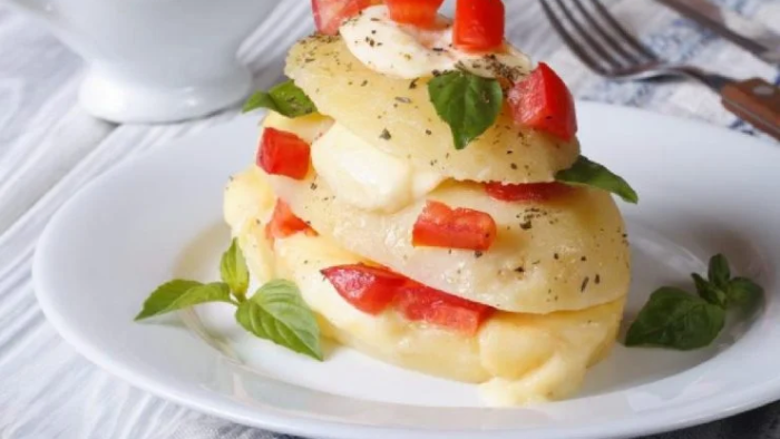 Parmigiana de vară cu cartofi: Așa ceva nu ați mai mâncat niciodată!