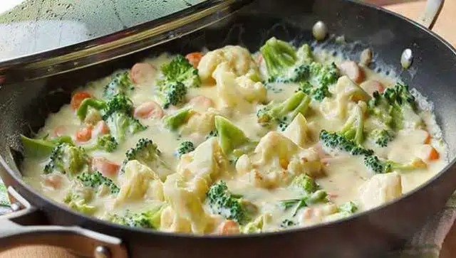 Conopidă, Broccoli și Legume cu Sos Cremă de Cașcaval – Rețetă