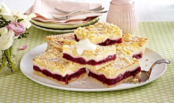 Prăjitură cu brânză și crumble la tavă cu compot de cireșe