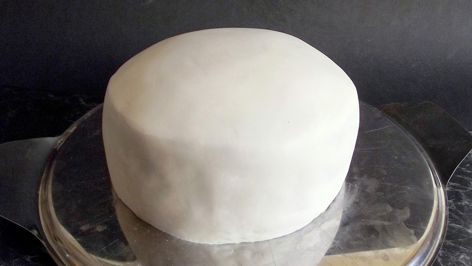 Instrucțiuni: Cum să îmbraci o tortă cu fondant