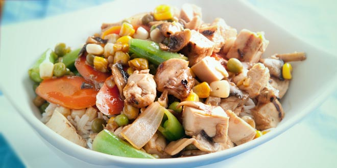 Pui cu porumb, fasole verde, ciuperci și ardei – Low-Carb