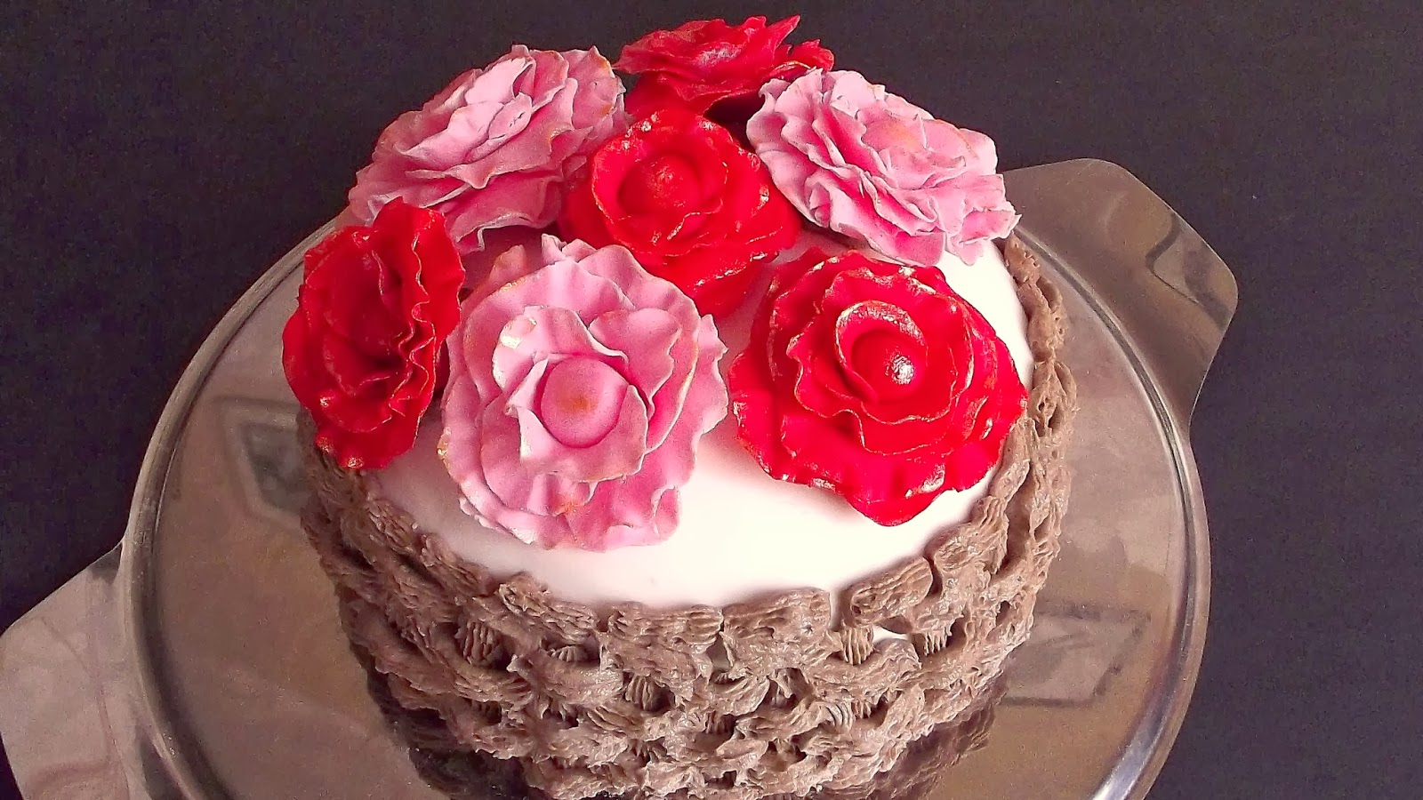 Motivtorte Cos cu trandafiri